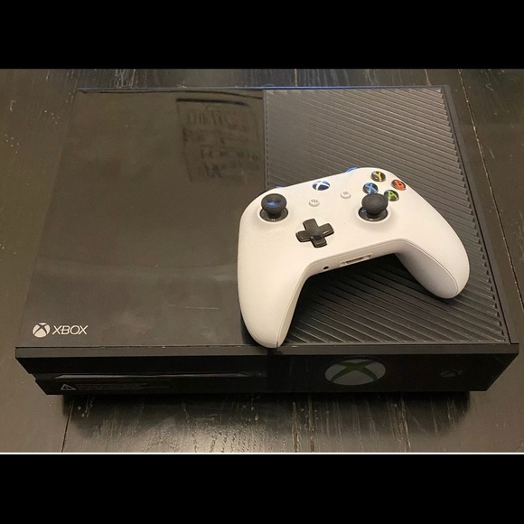 BARELY USED XBOX ONE!! COMES WITH CONTROLLER 500gb - Picture 2 of 4